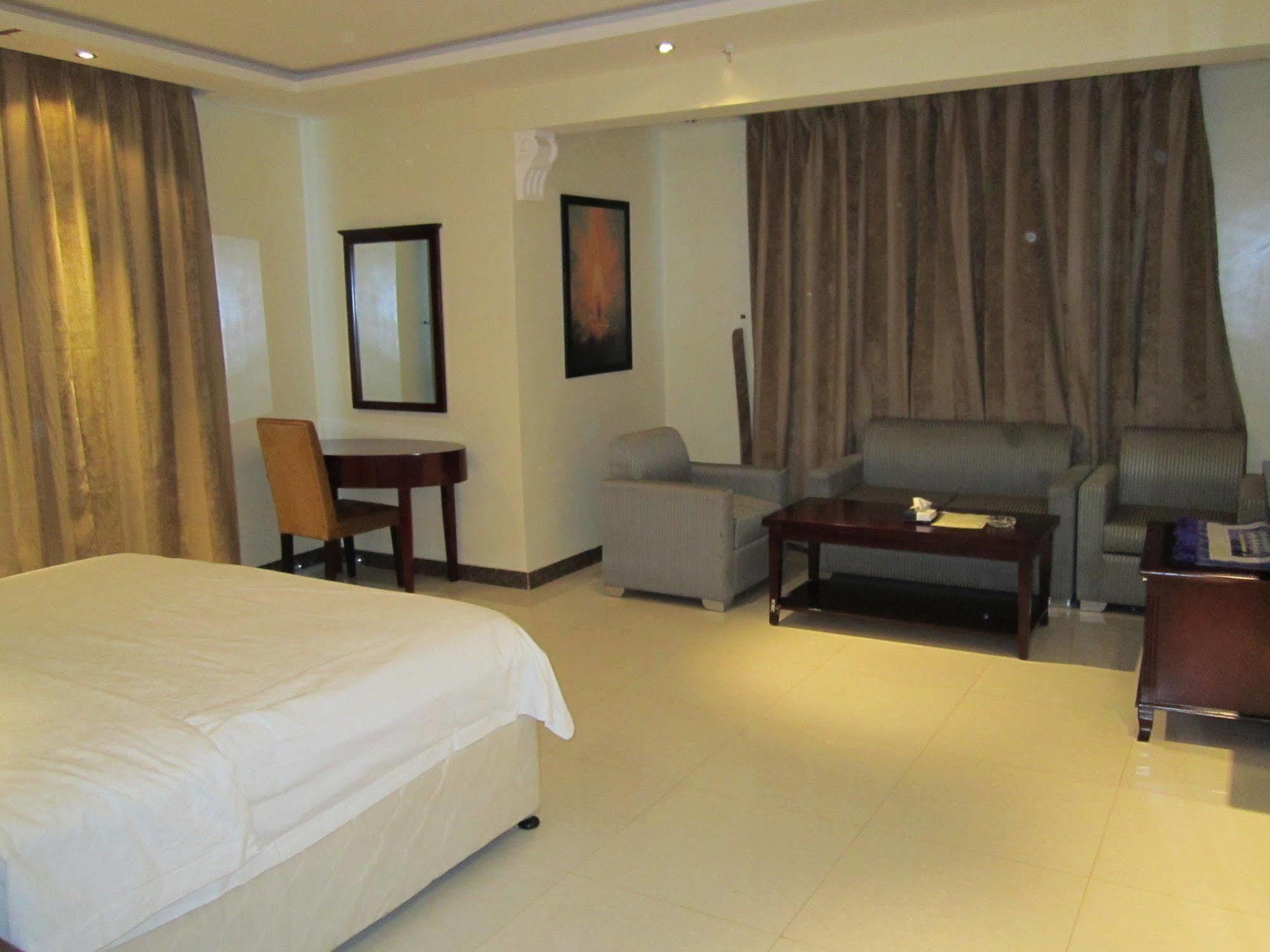 Al Salam Hotel Ar Riyad Esterno foto
